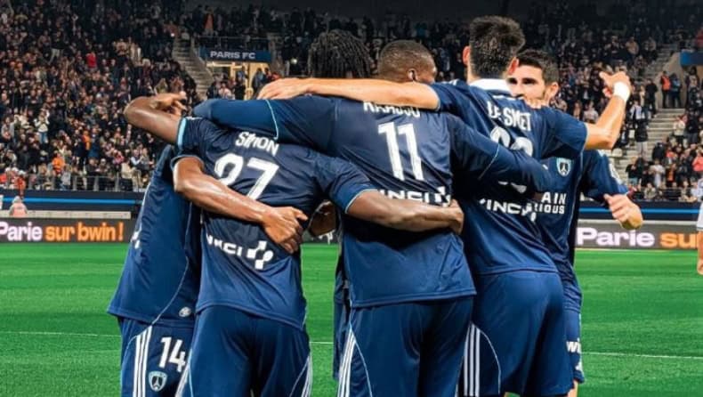 Νικάει στην έδρα της