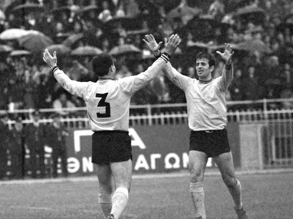 Σαν σήμερα το 1968: Ο τεράστιος Μίμης Παπαϊωάννου σκόραρε με φάουλ και στη συνέχεια έγινε τερματοφύλακας, στη νίκη της ΑΕΚ επί του Ολυμπιακού!