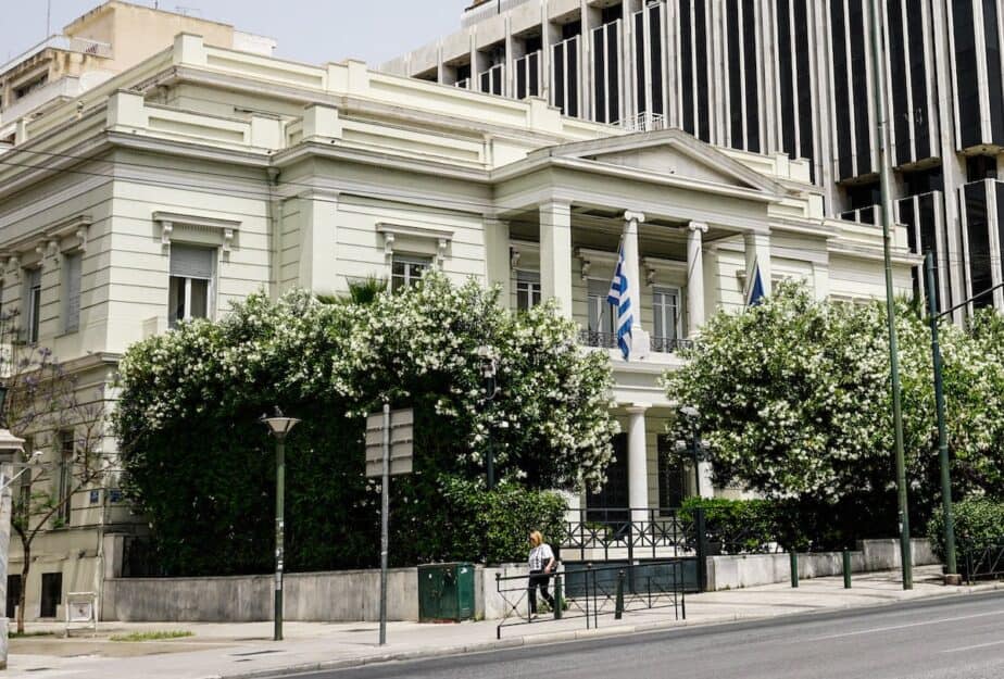 ΥΠΕΞ: «Η Ελλάδα ως πυλώνας σταθερότητας πάντα στήριζε πολυμερή σχήματα» – Ποιες χώρες θα προσκληθούν να συμμετάσχουν