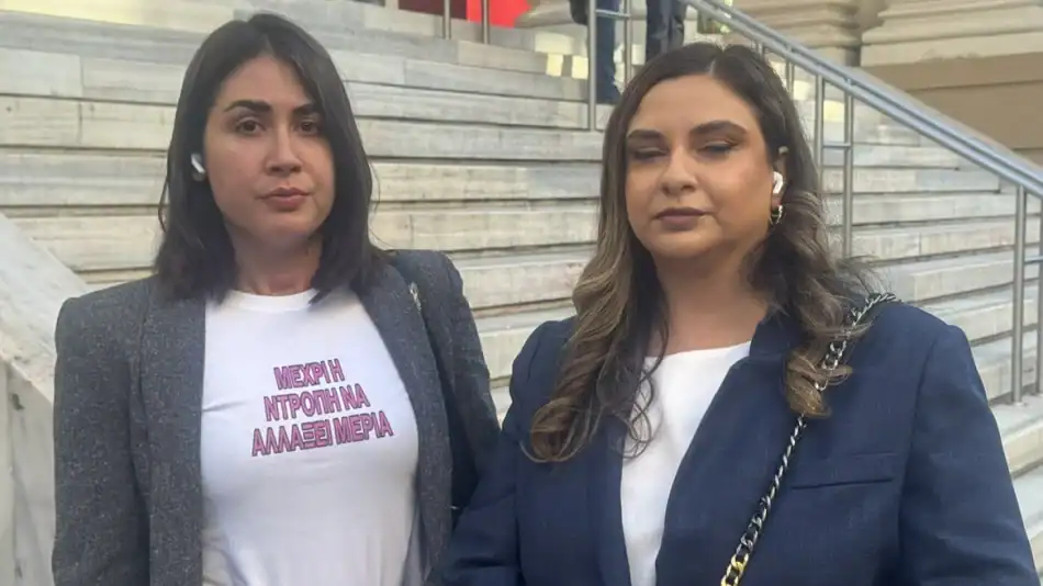 Έλενα Κρεμλίδου: Καταδικάστηκε ο 36χρονος αστυνομικός για την υπόθεση revenge porn – Το μήνυμα στη μπλούζα της