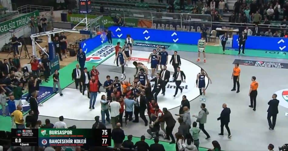 Μπαχτσεσεχίρ – Μπουρσασπόρ: Μπήκαν οπαδοί στο γήπεδο και κυνηγούσαν τον Μαλακάι Φλιν (VIDEO)