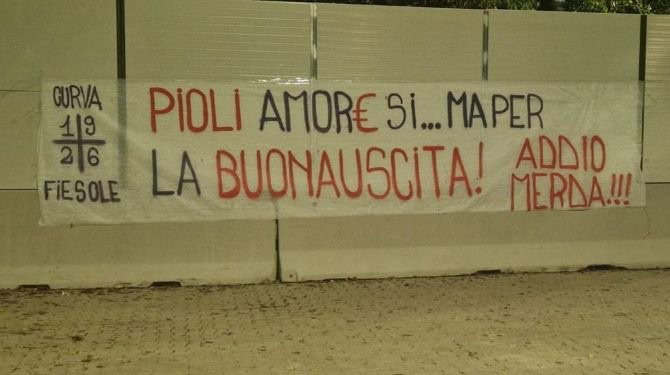 Aντίπαλοι ΑΕΚ: Το πανό των οπαδών της Φιορεντίνα κατά του Πιόλι