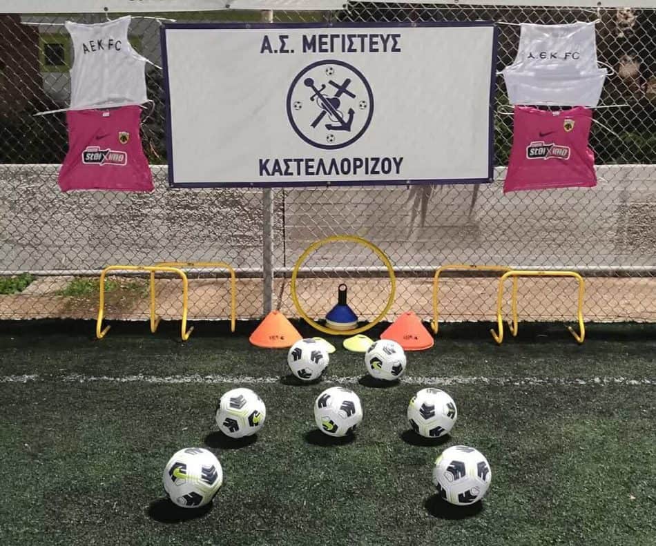 Δωρεά αθλητικού υλικού του Μάριου Ηλιόπουλου στην Ακαδημία του Καστελλορίζου (ΦΩΤΟ)