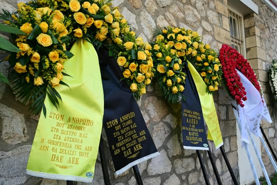 Στεφάνια από ΑΕΚ και Ηλιόπουλο στην κηδεία του Αλέκου Φλαμπουράρη (ΦΩΤΟ)