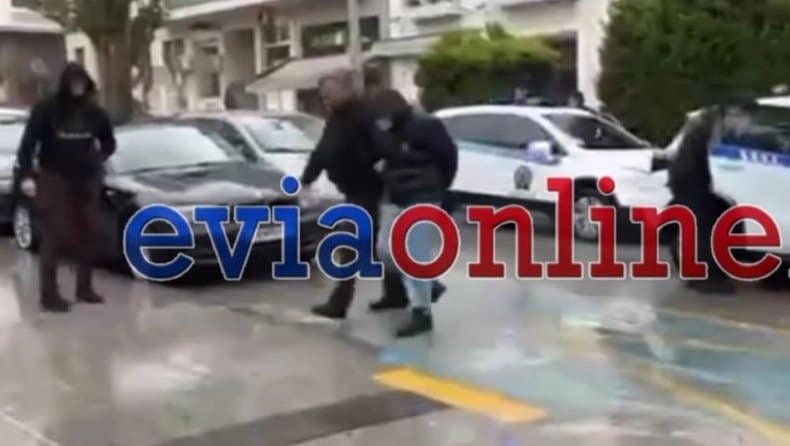 Οργή έξω από το δικαστήριο για τον θάνατο του 20χρονου φίλου της ΑΕΚ: «Δολοφόνοι, φονιάδες, άνανδροι!» (VIDEO)