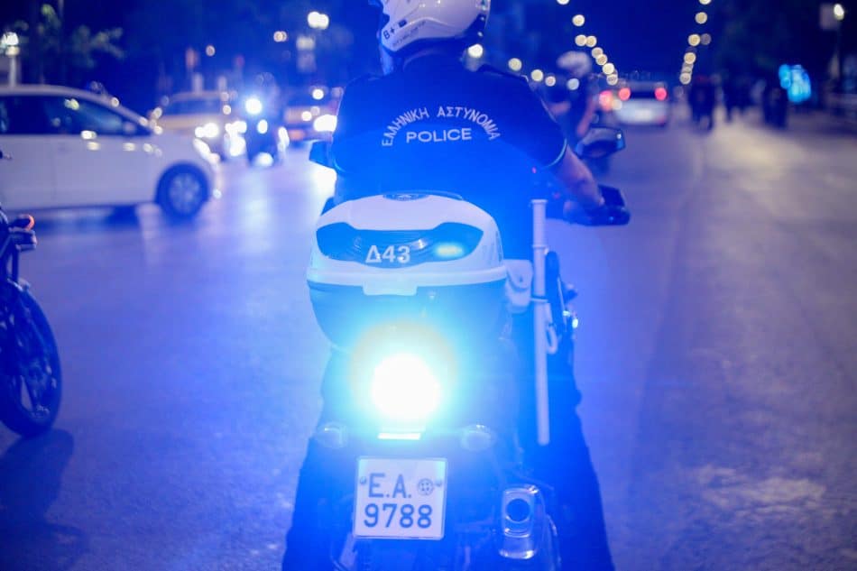 Η ΕΛ.ΑΣ. πραγματοποίησε εφόδους σε λέσχες οπαδών στη Χίο – Τρεις συλλήψεις