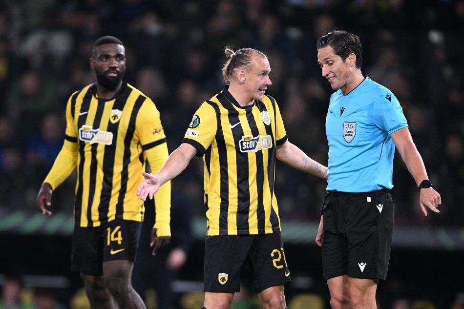 Έντονα παράπονα από τους παίκτες της ΑΕΚ προς τον διαιτητή!