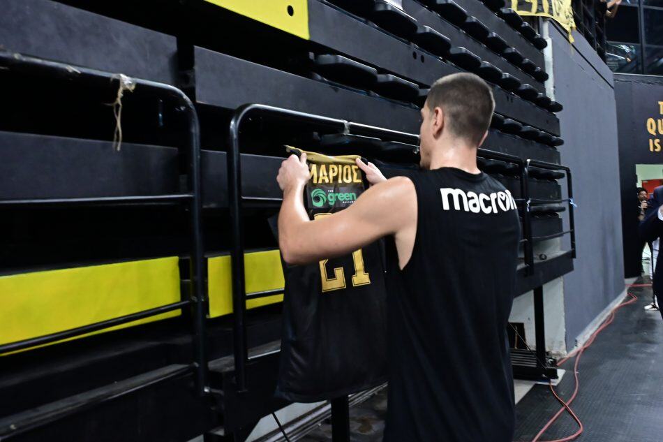 H AEK τίμησε τη μνήμη του Μάριου – Φανέλα και κίτρινα τριαντάφυλλα προς τιμήν του πριν το παιχνίδι με ΠΑΟΚ (VIDEO)