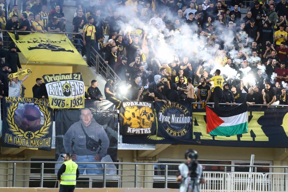 Οπαδοί της ΑΕΚ και του ΟΦΗ φώναξαν μαζί για τα Τέμπη (VIDEO)