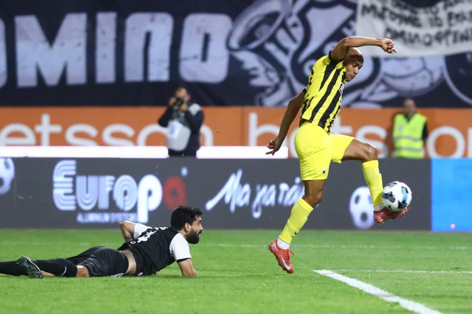 Επαφή ίσα-ίσα του Ζοάο Μάριο, δόθηκε επιθετικό φάουλ και ακυρώθηκε καθαρό γκολ της ΑΕΚ από τον Τσακαλίδη!