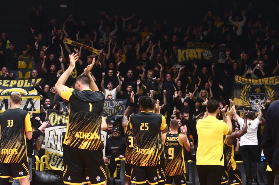Αποθέωση του κόσμου της ΑΕΚ στους παίκτες μετά τη νίκη στο Μαρούσι (VIDEO)