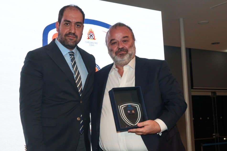 Βράβευση του Μάριου Ηλιόπουλου για την προσφορά του στην κατάσβεση των πυρκαγιών στη Χίο – Δωρεά πυροσβεστικών οχημάτων από τη SeaJets (ΦΩΤΟ)