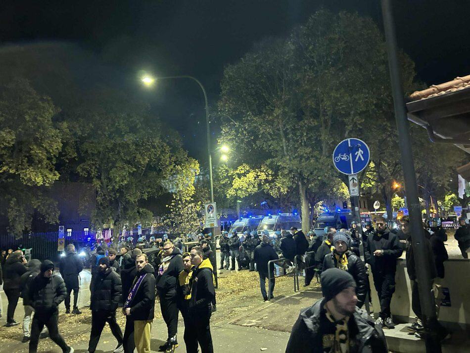 Η ιταλική αστυνομία έχει εγκλωβίσει περίπου 800 φίλους της ΑΕΚ κοντά στο Fan Zone! (ΦΩΤΟ)