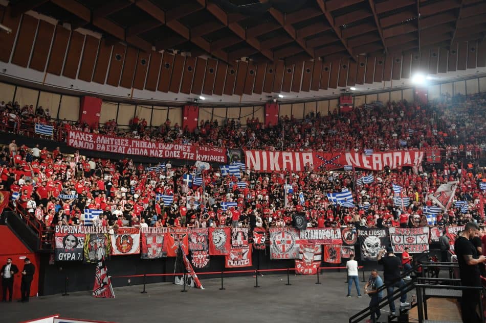 Ολυμπιακός: Ένταση με οπαδό που σήκωσε σημαία της Παλαιστίνης στο ΣΕΦ