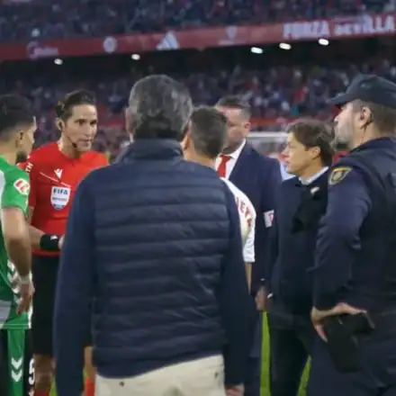 Χαμός στο Σεβίλλη – Μπέτις: Ο διαιτητής έστειλε τις δύο ομάδες στα αποδυτήρια μετά από ρίψη αντικειμένων