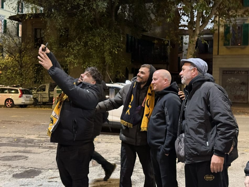 Φίλοι της ΑΕΚ περίμεναν τον Νίκολιτς στο Αρτέμιο Φράνκι για φωτογραφίες (ΦΩΤΟ)