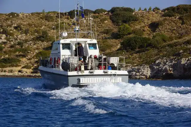 Διακινητής έκανε πάρτι σε γιοτ και έκρυβε τους μετανάστες στο κατάστρωμα