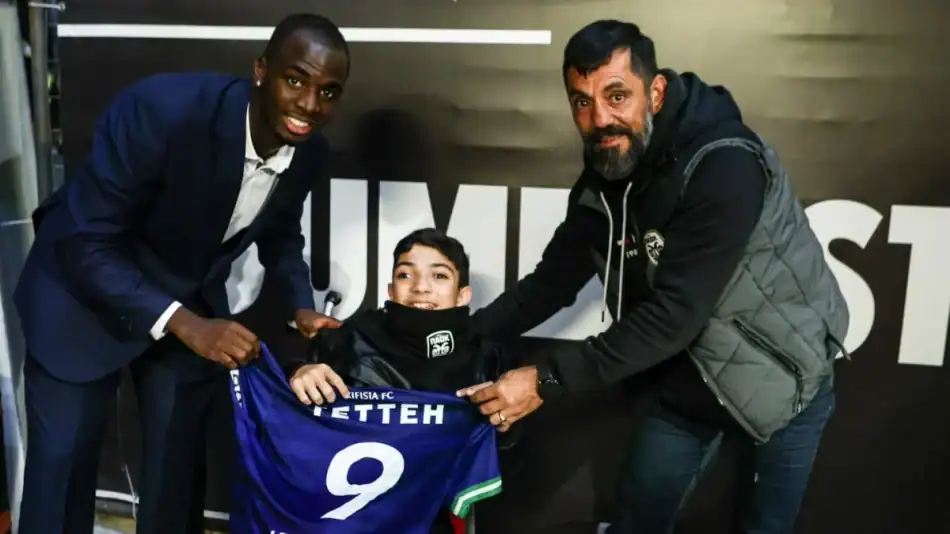 Τεττέη: Κράτησε τον λόγο του και έδωσε την φανέλα στον μικρό Γιαννάκη