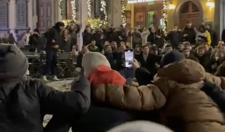 Εγινε… Φιλαδέλφεια η Φλωρεντία από τους ΑΕΚτζήδες – «Κι όταν σε βλέπω η καρδιά μου χτυπά»! (VIDEO)
