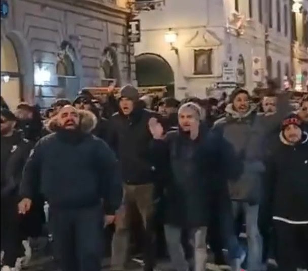 Εντυπωσιασμένα τα ιταλικά ΜΜΕ: «Χιλιάδες οπαδοί της ΑΕΚ παρήλασαν στο κέντρο της Φλωρεντίας» (VIDEO)