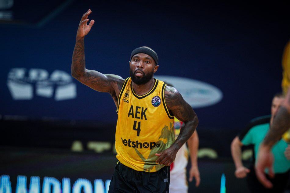 Πρώην παίκτης της ΑΕΚ κινήθηκε κατά των οπαδών της ομάδας του! (VIDEO)