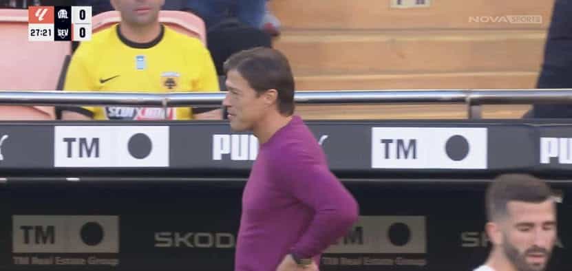 Φίλαθλος της ΑΕΚ με… κιτρινόμαυρη φανέλα πίσω από τον Αλμέιδα στη Σεβίλλη (ΦΩΤΟ-VIDEO)