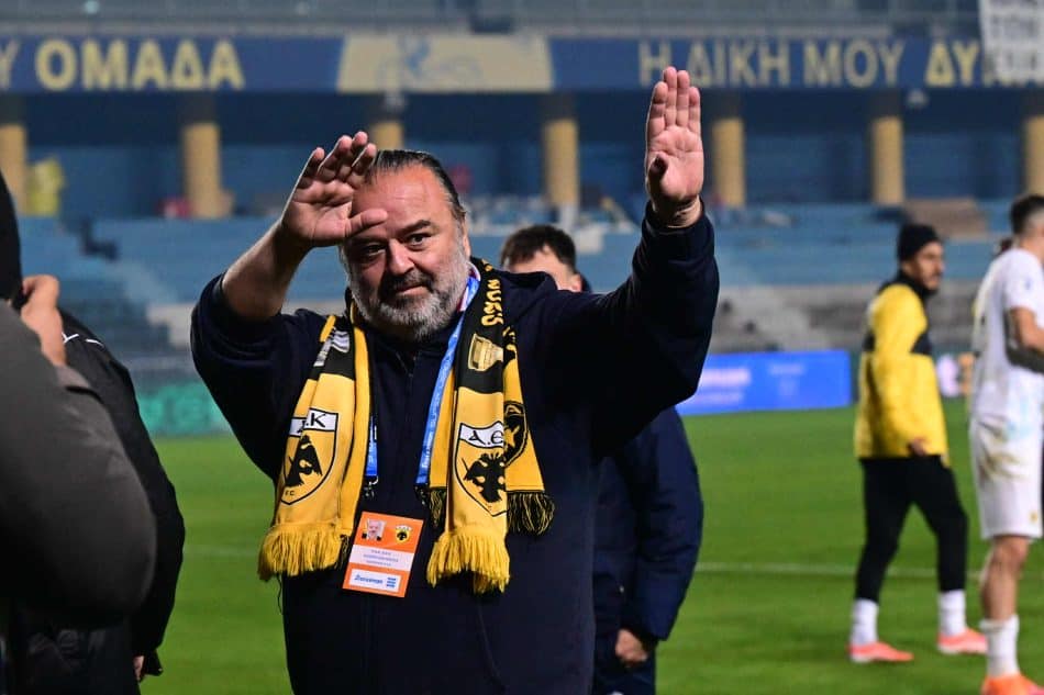 Ενθουσιασμένος ο Ηλιόπουλος, μπήκε στο γήπεδο και αγκάλιασε τους πάντες! (ΦΩΤΟ)