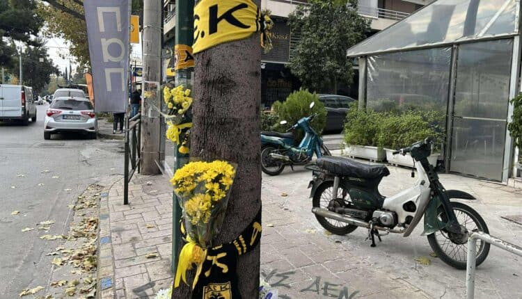 Λουλούδια και κασκόλ της ΑΕΚ στο σημείο που έχασε την ζωή του ο 27χρονος μοτοσικλετιστής