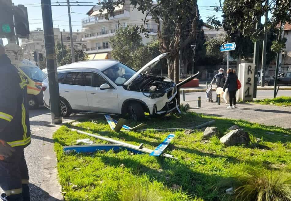 Σοκαριστικό τροχαίο στην Νέα Φιλαδέλφεια με αυτοκίνητο να καταλήγει στο Πάρκο Μικρασιατών (ΦΩΤΟ)