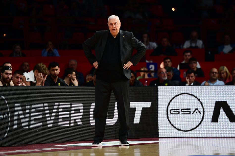 Επίθεση Σάκοτα κατά Ολυμπιακού: «Παίζουν με περισσότερες επαφές – Ο Κουζμίνσκας χτύπησε ξανά»