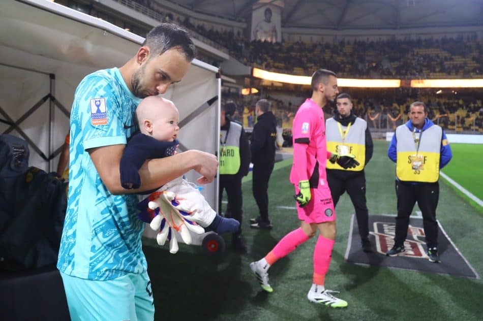 ΑΕΚ: Ο Μπρινιόλι βγήκε στον αγωνιστικό χώρο με το μωράκι του αγκαλιά (ΦΩΤΟ)