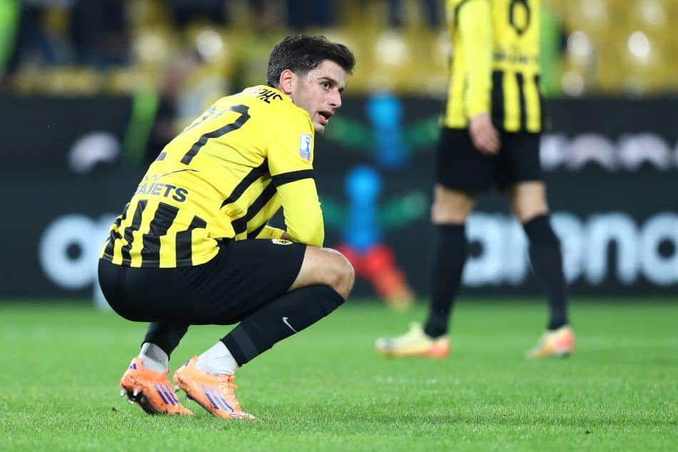 ΣΟΚ: Ρήξη χιαστού ο Ζώης Καραργύρης – Χάνει την υπόλοιπη σεζόν