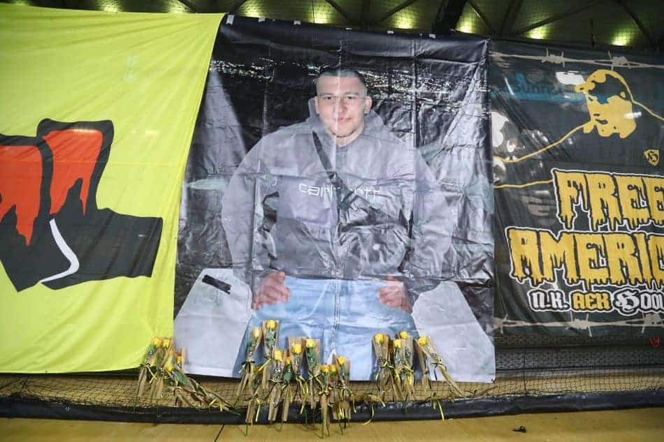 Ο Ατρόμητος τίμησε τη μνήμη του Μάριου Ρουμπή – Ολοι άφησαν κίτρινα τριαντάφυλλα (VIDEO)