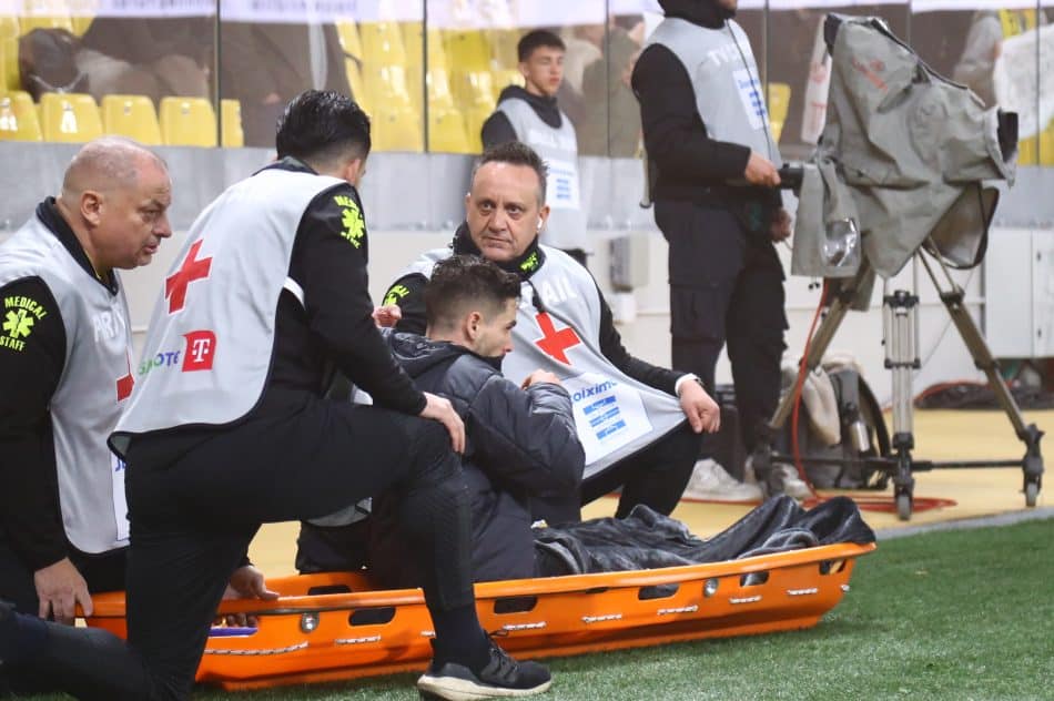 Ο Γκατσίνοβιτς πανηγύρισε το γκολ του Γιόβιτς από το φορείο!