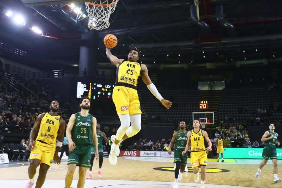 Τεράστια ΑΕΚΑΡΑ – Νίκησε (99-88) Λέβιτσε και… διαιτητές και προκρίθηκε στους «16» του BCL!