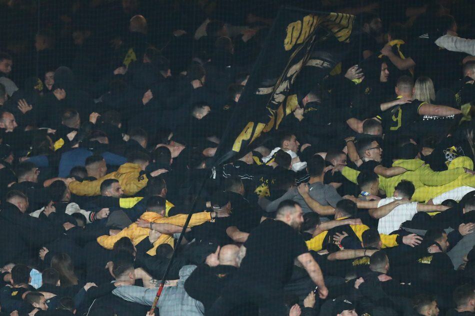 «Πάρτι» μέχρι τα ξημερώματα στη Νέα Φιλαδέλφεια για την ονειρική πρόκριση στους «16»