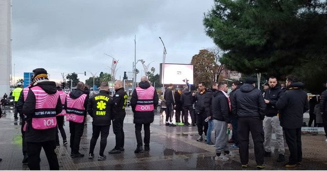 Συγκεντρώθηκαν στην κεντρική πλατεία και κατευθύνονται προς το γήπεδο της Σαμσουνσπόρ οι οπαδοί της ΑΕΚ (ΦΩΤΟ)