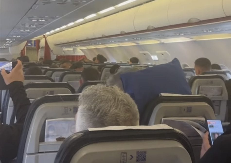 Απολαυστικό: Το τσάρτερ της ΑΕΚ προσγειώθηκε στη Σαμψούντα με τον ύμνο της ΑΕΚ στα ηχεία! (VIDEO)