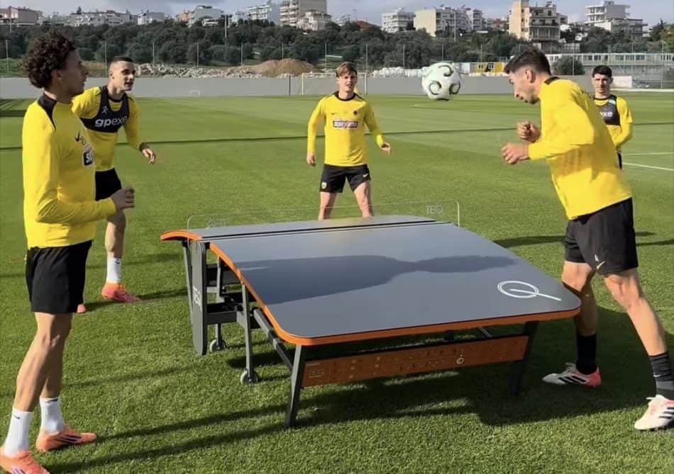 Επικό παιχνίδι teqball στην προπόνηση της ΑΕΚ – Πώς χωρίστηκαν οι δύο ομάδες! (VIDEO)