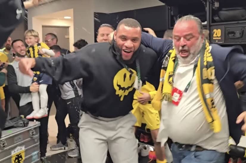 ΣΚΗΝΕΣ-ΕΠΟΣ στα αποδυτήρια της ΑΕΚ: Τρελαμένος Ηλιοπουλος δίνει μισό εκατομμύριο πριμ και γίνεται ΠΑΝΙΚΟΣ! (VIDEO)