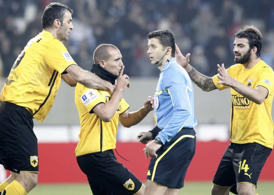 Σαν σήμερα 2010: Η ΑΕΚ «τσάκισε» την Λάρισα και οι οπαδοί της διέκοψαν το παιχνίδι! (VIDEO)