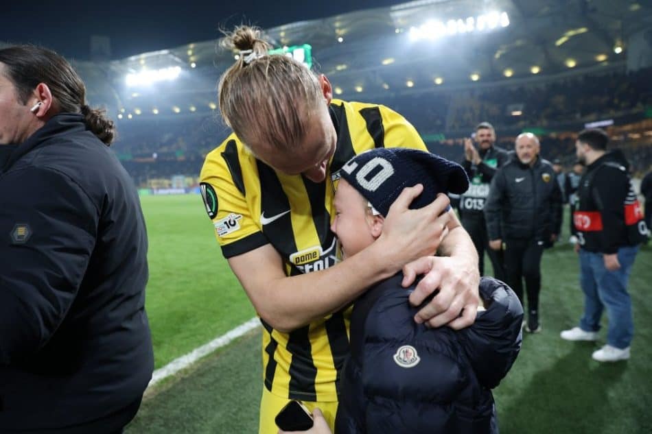 ΣΥΓΚΛΟΝΙΣΤΙΚΟ: Ο γιος του Βίντα ξέσπασε σε κλάματα από τη συγκίνηση! (ΦΩΤΟ)