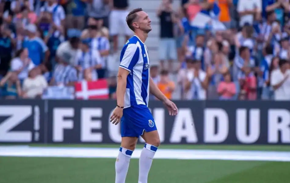 Ρήξη χιαστού ο Ντε Γιόνγκ: Εκτός ως το καλοκαίρι του 2026