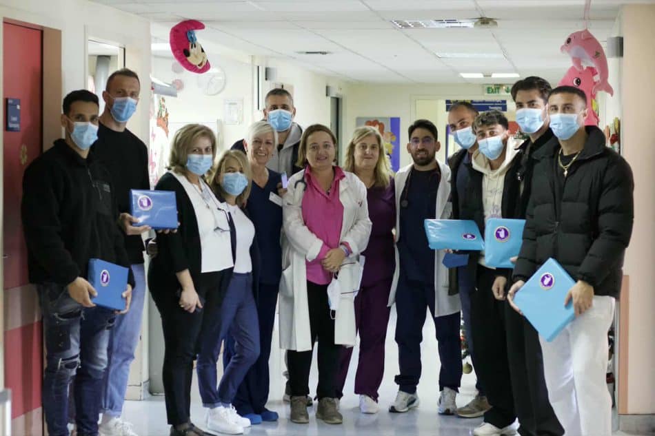 Νίκη Βόλου: Μοίρασαν δώρα και χαμόγελα στην παιδιατρική κλινική