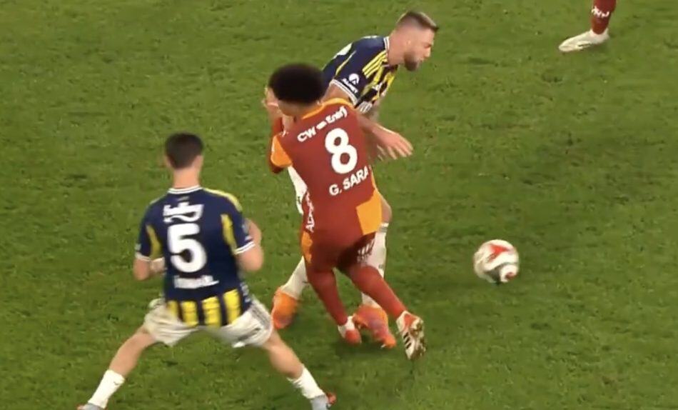 Σκληρά τάκλιν και σοβαρά μαρκαρίσματα ανάμεσα σε Φενέρμπαχτσε και Γαλατασαράι (VIDEO)