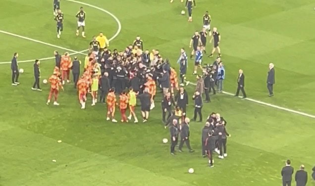 Ένταση στην προθέρμανση πριν το ντέρμπι Φενέρμπαχτσε – Γαλατασαράι (VIDEO)