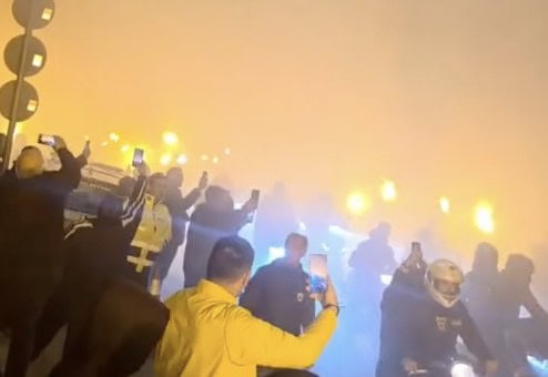 «Καίγεται» η Φιλαδέλφεια για την ΑΕΚάρα – Υποδοχή με καπνογόνα στην αποστολή! (VIDEO)