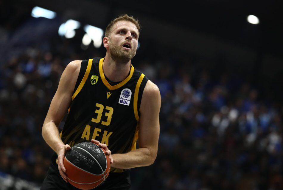Νοκ άουτ οι Μπράουν και Χαραλαμπόπουλος – Δεν θα αγωνιστούν στον «τελικό» της ΑΕΚ με Λέβιτσε