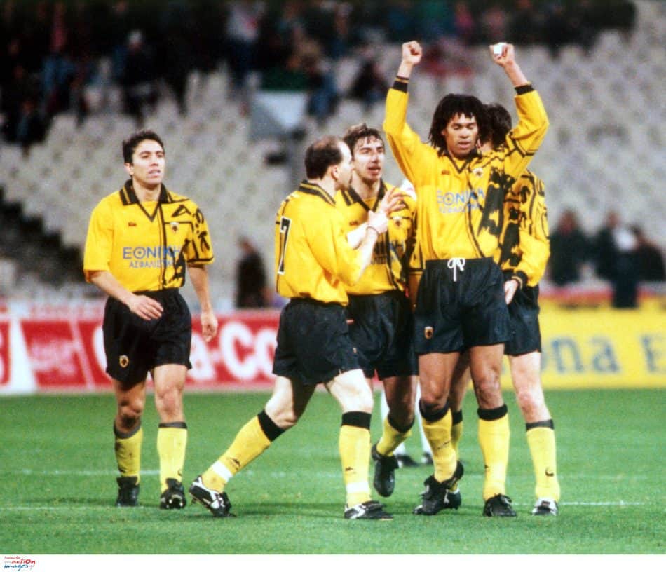 Σαν σήμερα το 1996: Η ΑΕΚ «διέλυσε» εκτός έδρας Ολυμπιακό και διαιτησία (VIDEO)