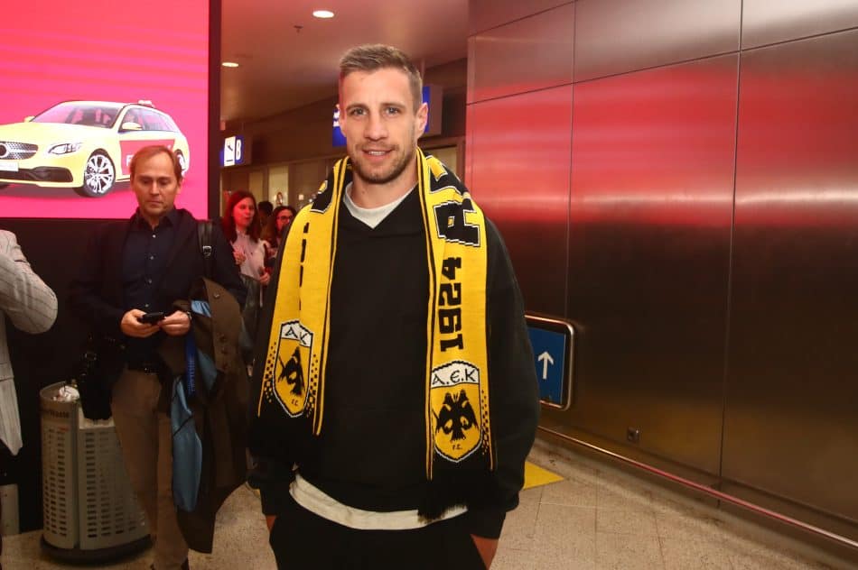 Ο παικταράς Βάργκα με κασκόλ της ΑΕΚ στο αεροδρόμιο! (VIDEO)
